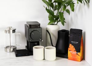 Visi French Press kavos ruošimui reikalingi įrankiai